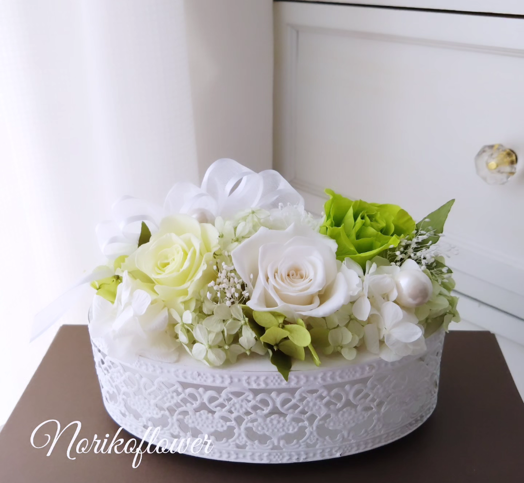 ホワイトグリーンローズのプリザーブドフラワーアレンジメント