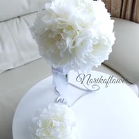 ふわふわかわいいピオニーブーケ　ホワイト　ラウンドクラッチブーケ　アーティフィシャルフラワー  (高品質造花)