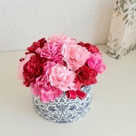 カーネーションのリバティボックスアレンジお祝いギフト　インテリア　アーティフィシャルフラワー（造花）  のコピー