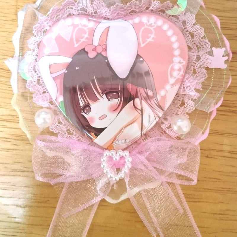 ♡⊹うるうる白うさみるくちゃん ハート型ロゼット缶バッチ(B