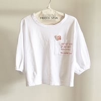 クロシェブローチ付きオープンエンドワイドTee/WHITE