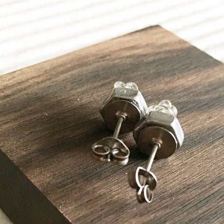 ナット×スモークグラス/チタンピアス