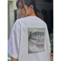 Blade gal - Tooth Green Gem 半袖白Tシャツ