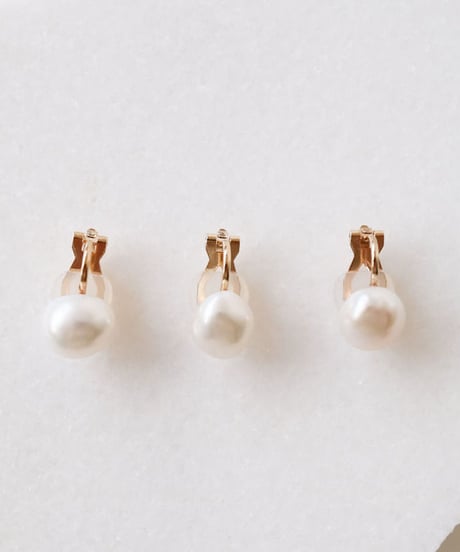 SIMPLE BAROQUE PEARL EARRING