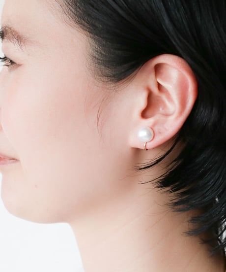 SIMPLE BAROQUE PEARL EARRING