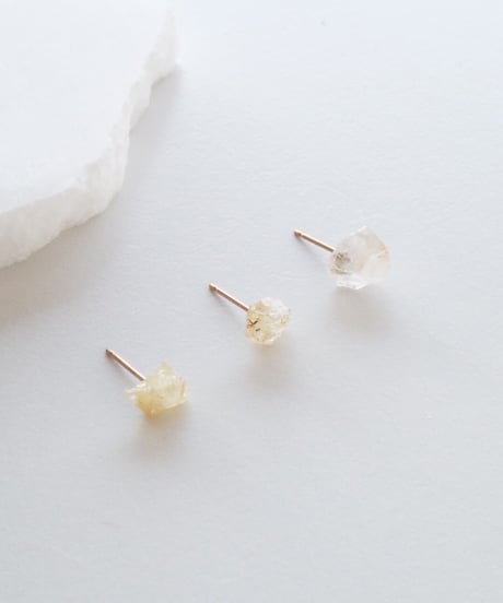 GEM PIERCE GOLD LUTILE