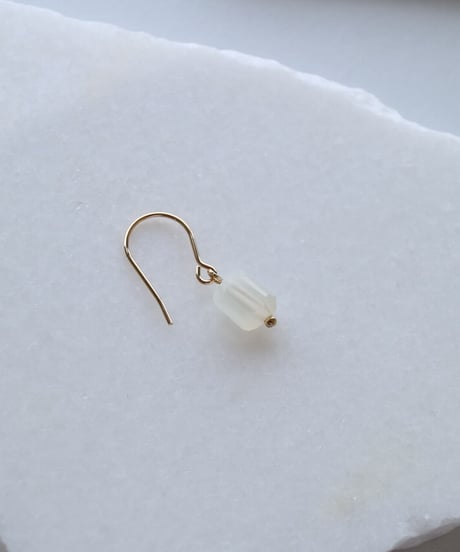 HQ ONE PIERCE MOONSTONE