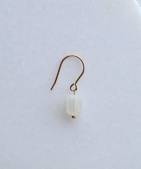 HQ ONE PIERCE MOONSTONE