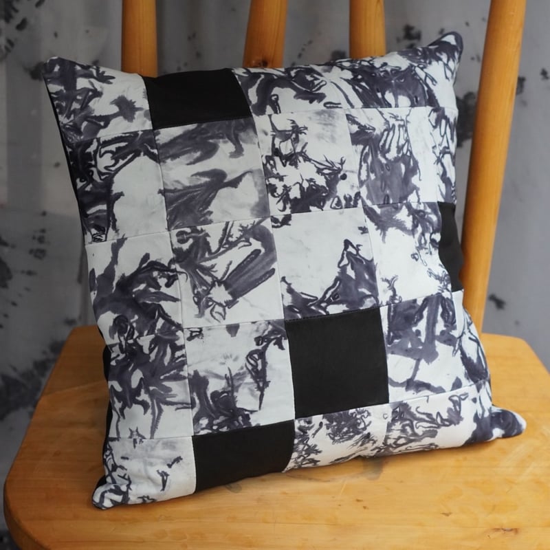 Shibori-Leatherクッションふわふわ質感・墨黒 | totokoko