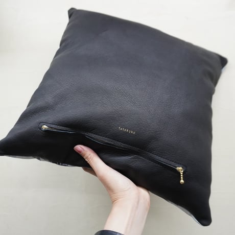 Shibori-Leatherクッションふわふわ質感・墨黒