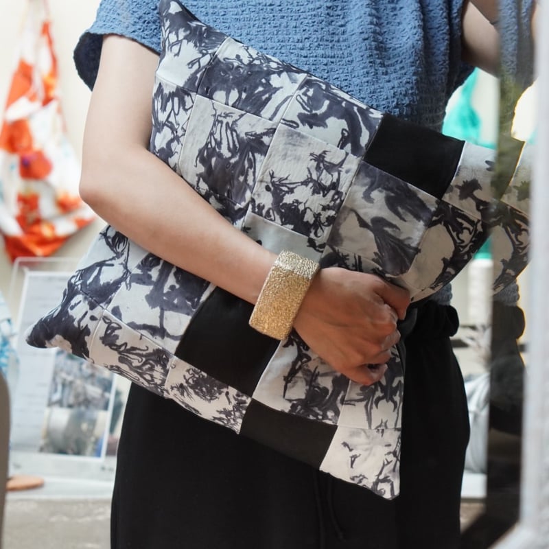 Shibori-Leatherクッションふわふわ質感・墨黒 | totokoko