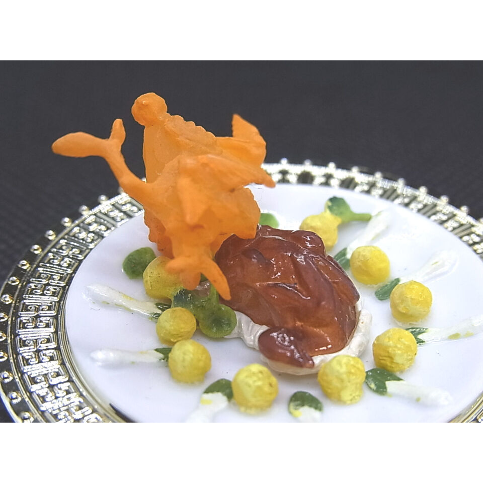 お料理上手の台所に 野菜かごを持つおばあさんのフィギュア