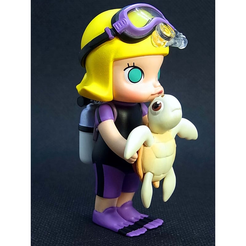 デザイナーズトイ 末那末匠 ポップマート  Molly フィギュア B 新作はあのブランドとコラボ！ POP MARTの人気シリーズの魅力を