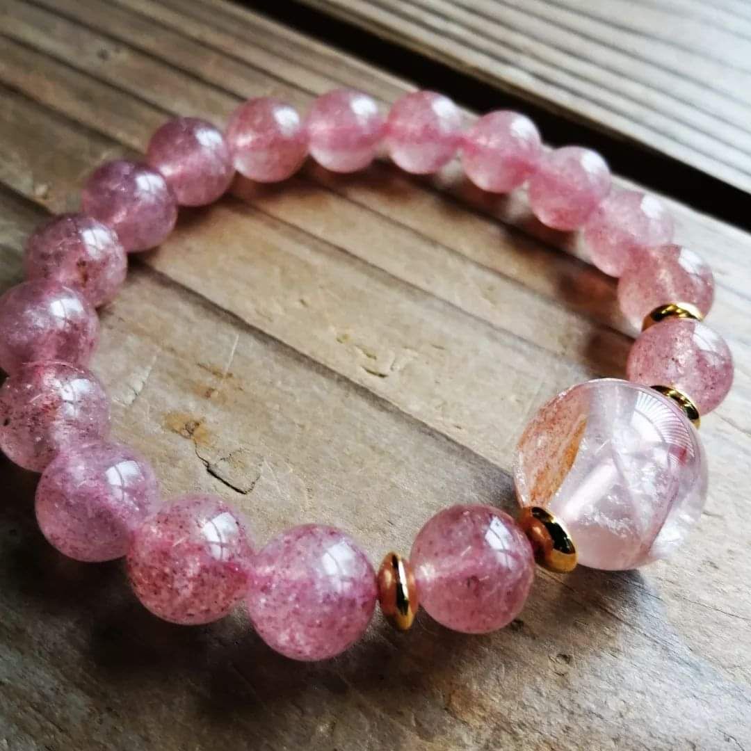 ピンクマニカラン  クラスター　たっぷりブレスレット、アクセサリー乗せられます。 水晶 クォーツ チャージ 浄化の最上級石 ピンク クリスタル 透明