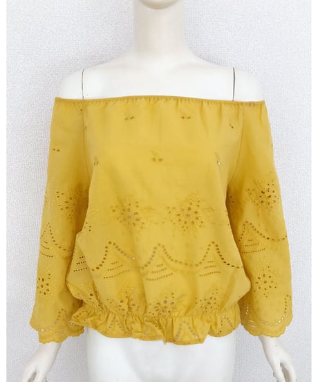 PUNCHING LACE OFF SHOULDER(MUSTARD)