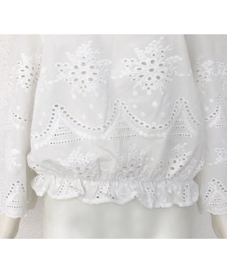 PUNCHING LACE OFF SHOULDER(WHITE)