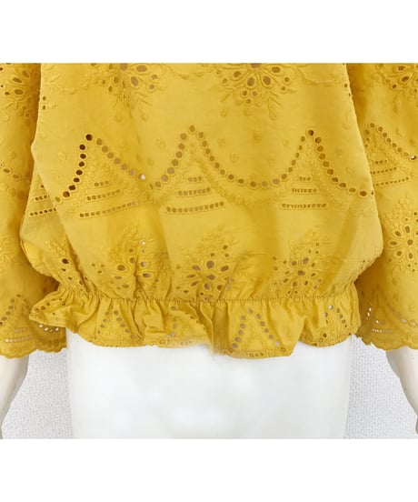 PUNCHING LACE OFF SHOULDER(MUSTARD)