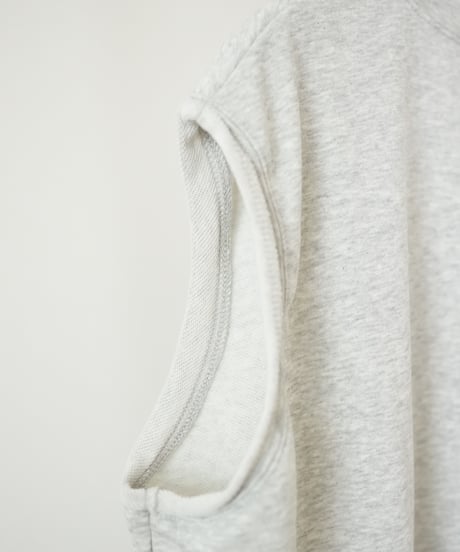 SLEEVELESS TEE