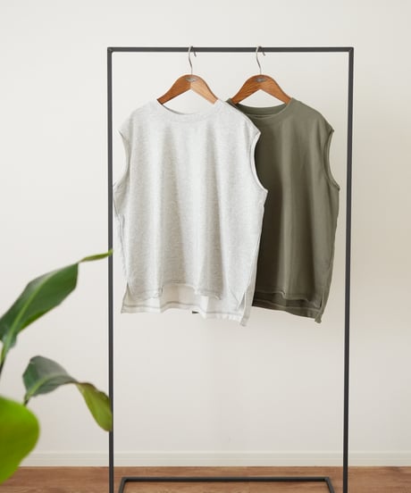 SLEEVELESS TEE