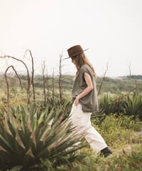 SLEEVELESS TEE