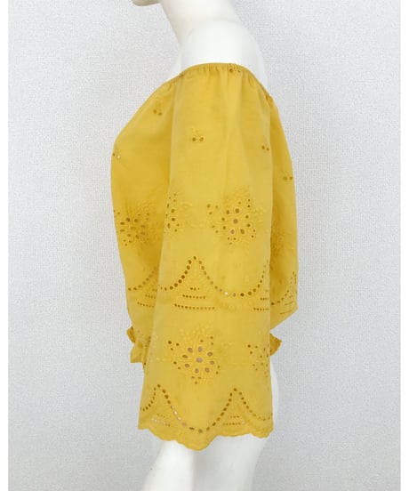 PUNCHING LACE OFF SHOULDER(MUSTARD)