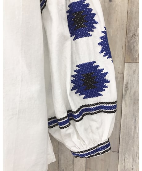EMBROIDERY BLOUSE