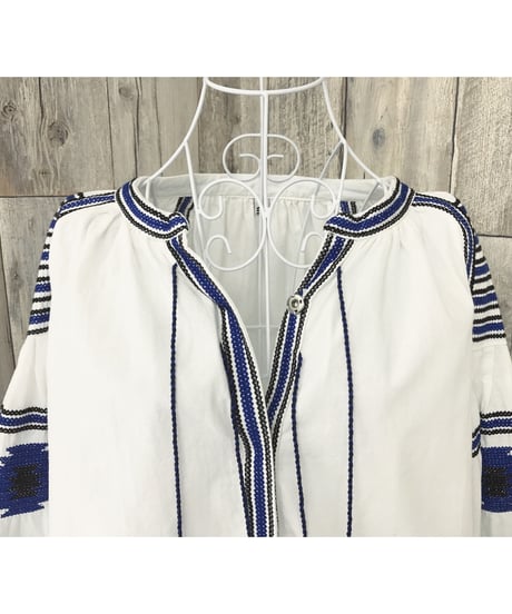EMBROIDERY BLOUSE