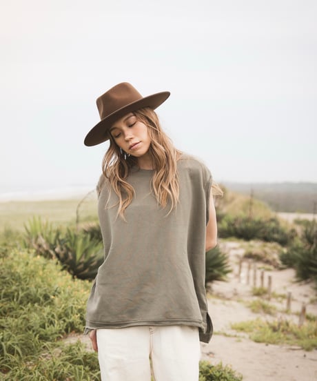 SLEEVELESS TEE