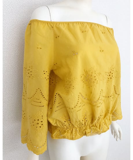 PUNCHING LACE OFF SHOULDER(MUSTARD)