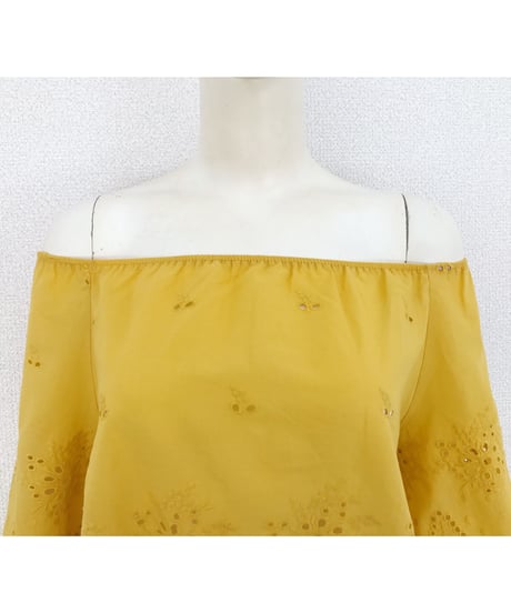 PUNCHING LACE OFF SHOULDER(MUSTARD)