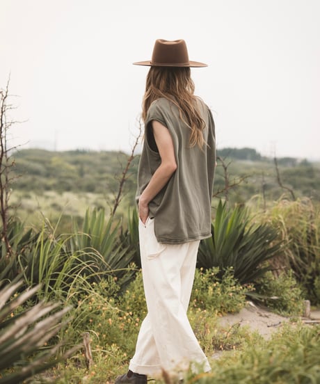 SLEEVELESS TEE
