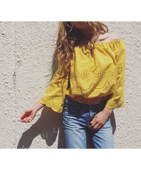 PUNCHING LACE OFF SHOULDER(MUSTARD)