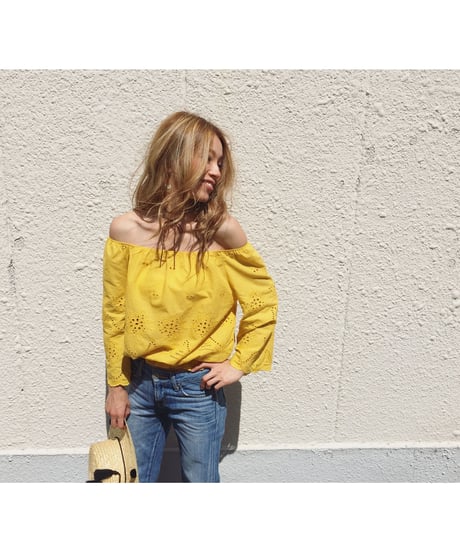 PUNCHING LACE OFF SHOULDER(MUSTARD)