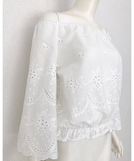 PUNCHING LACE OFF SHOULDER(WHITE)