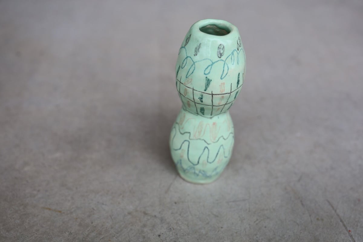 陶人形①　白い帽子　花カゴ　手作り　陶器　作家 陶人形① 白い帽子 花カゴ 手作り 陶器 作家