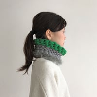 【proef】AMO フェイクファー付きスヌード(Grey&Green)