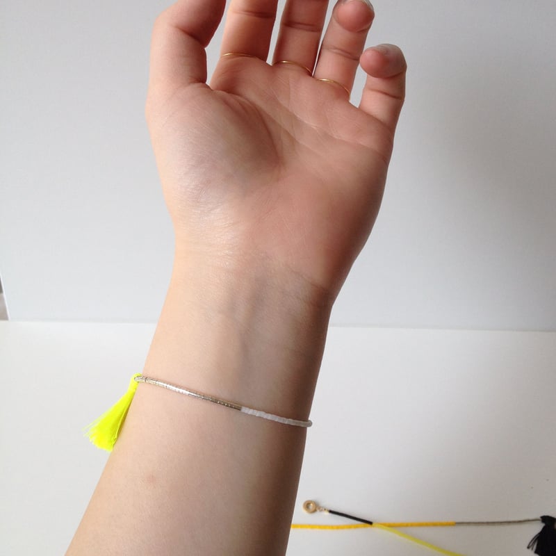 mm】フリンジブレスレット (white TQ / 蛍光yellow) | Gumee