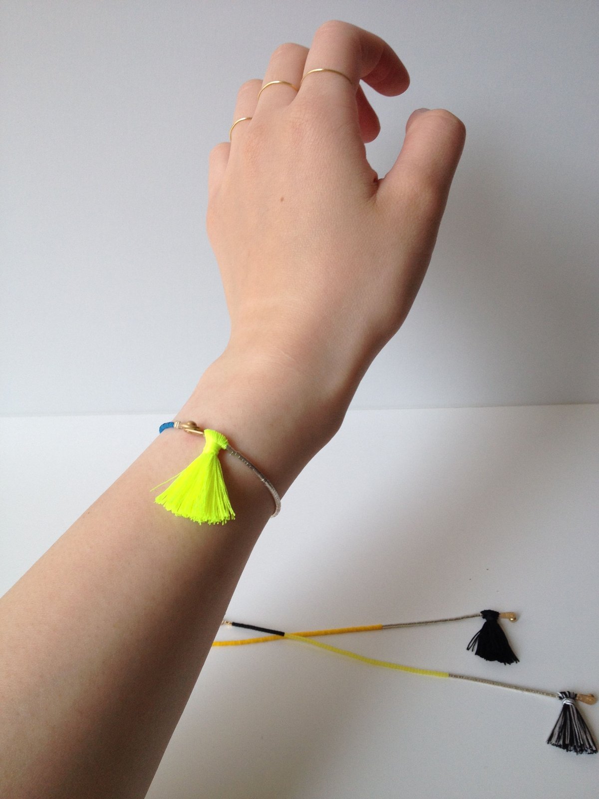 mm】フリンジブレスレット (white TQ / 蛍光yellow) | Gumee