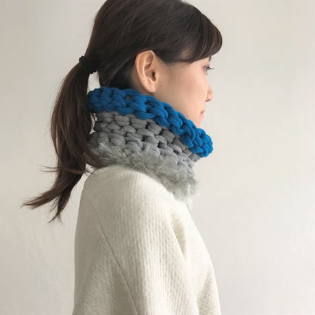 【proef】AMO  フェイクファー付きスヌード(Grey&Blue)