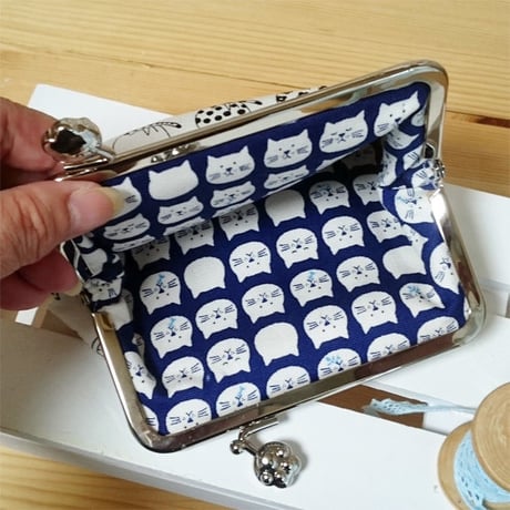 肉球金具の猫いっぱいポーチ (ホワイト)