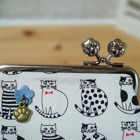 肉球金具の猫いっぱいポーチ (ホワイト)