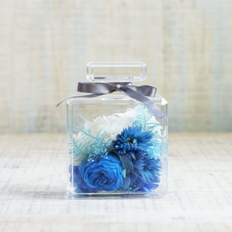 【プリザーブド】プリザーブドローズの 香水瓶アレンジメント/BLUE