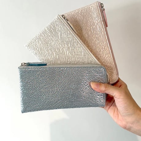 Lzip Wallet | 上質なヤギ革に精緻な型押しを施したコンパクト長財布～Coquette～
