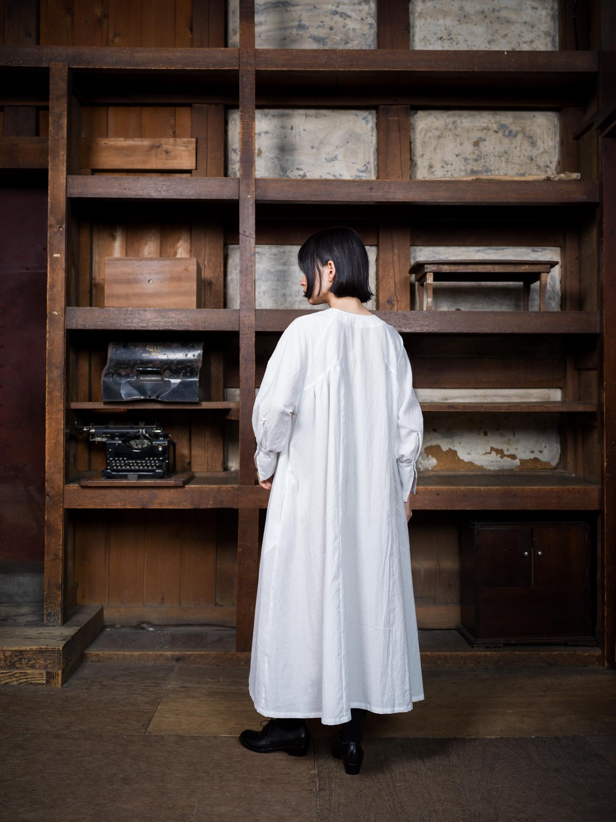翳る梢 Collarless Half-placket shirt dress | the m