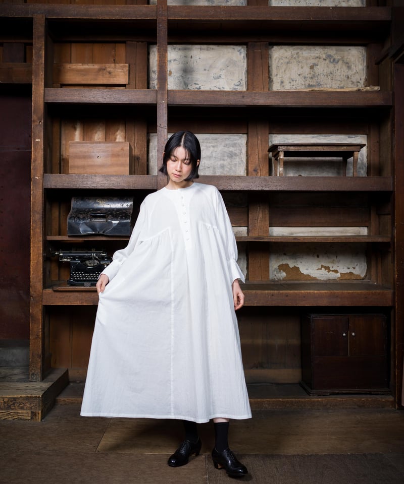 翳る梢 Collarless Half-placket shirt dress | the m