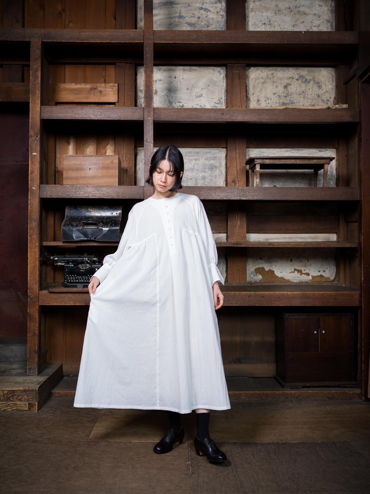 翳る梢 Collarless Half-placket shirt dress | the m