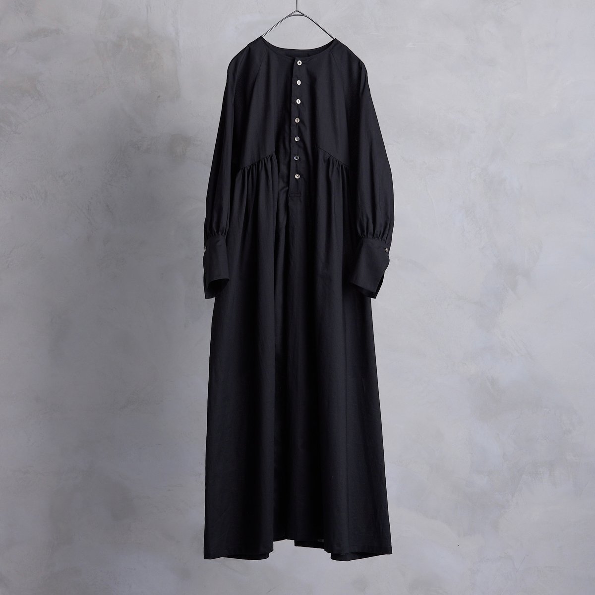 沈黙の音色 Collarless Half-placket shirt dress | the