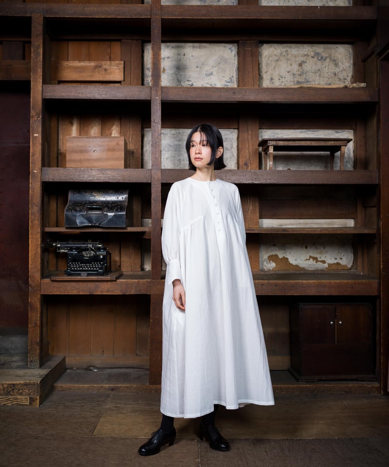 翳る梢 Collarless Half-placket shirt dress | the m