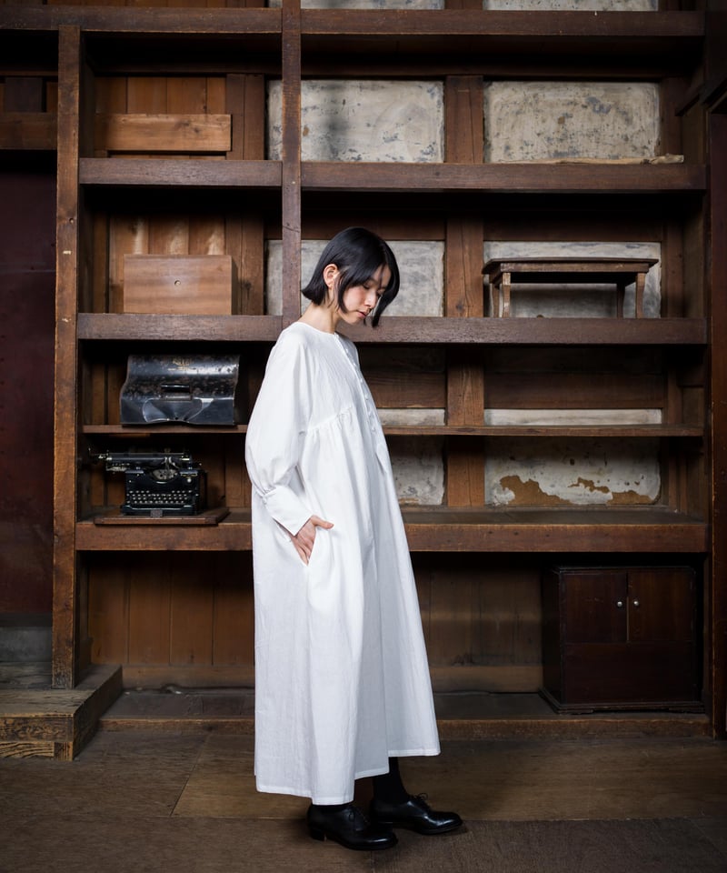 翳る梢 Collarless Half-placket shirt dress | the m