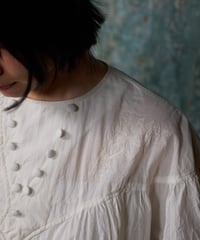 うすれかけた記憶 Embroidered flutter sleeve blouse